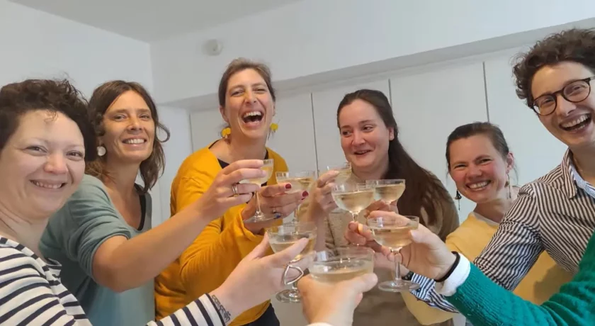 membres de la Tribu qui trinquent