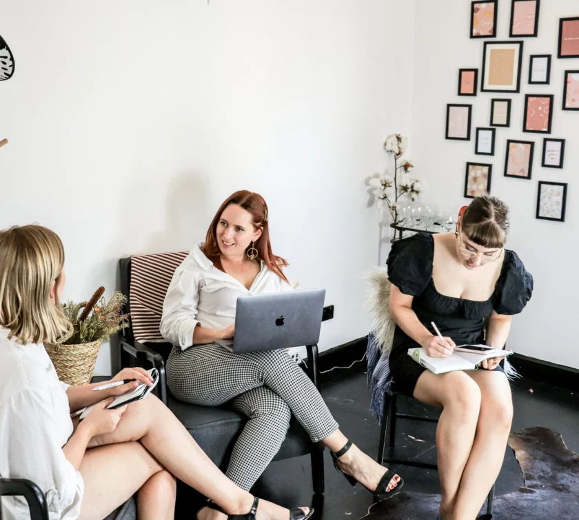 3 femmes qui travaillent