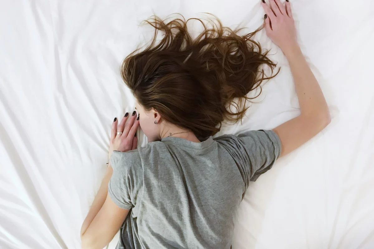 Femme endormie sur un lit