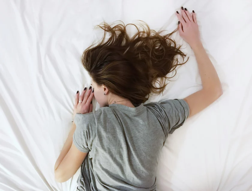 Femme endormie sur un lit