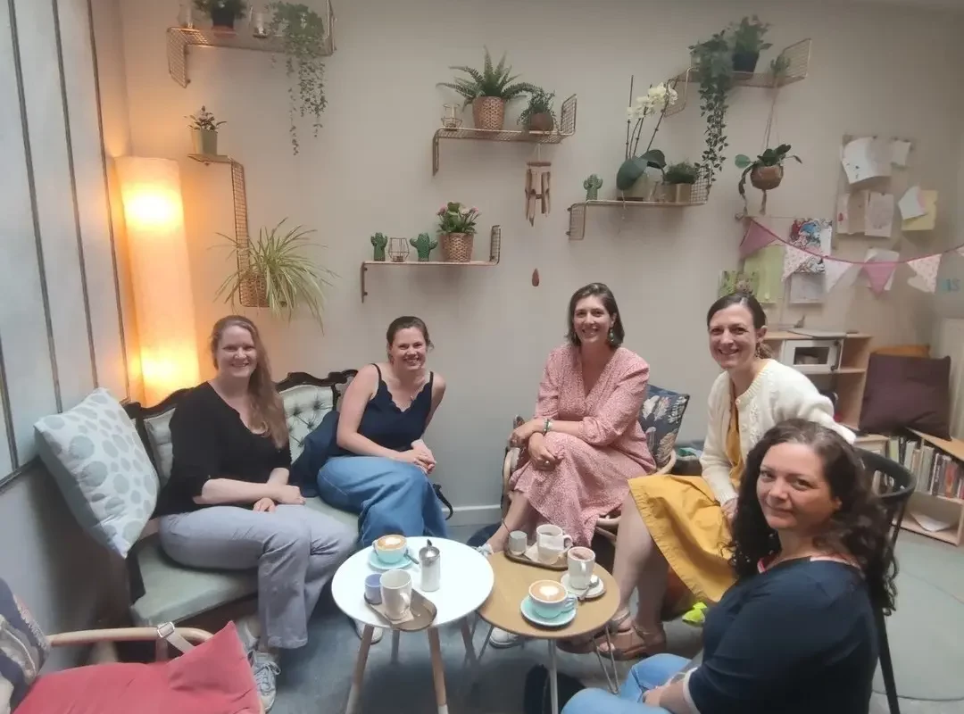 5 femmes assises autour d'une table basse